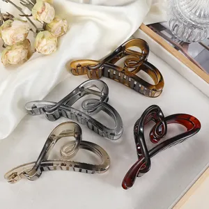 Detailweergave van vier elegante hartvormige haarklemmen in glanzende bruine tinten