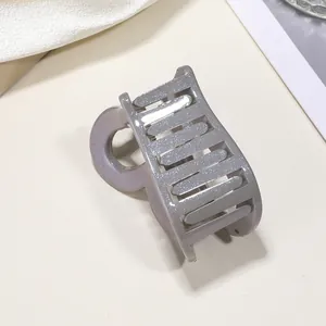 Dettaglio dell'elegante molletta per capelli grigia glitterata con design multi-dente