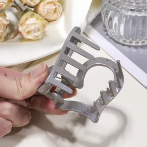 Dettaglio di un fermaglio per capelli grigio a forma di cuore con finitura glitterata
