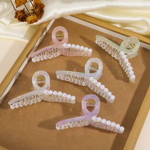 Detailaufnahme von 5 bunten Acryl-Haarklammern mit eleganten Perlenverzierungen