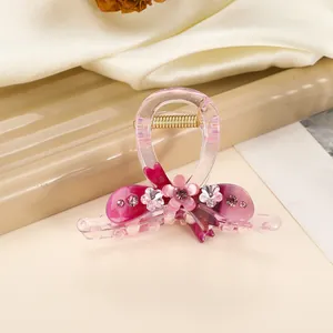 Eleganter rosa Blumen-Haarclip mit Strasssteinen und transluzentem Harz-Finish