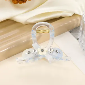 Detail der blauen Haarklammer aus Acryl mit weißer Blume und Glitzersteinen