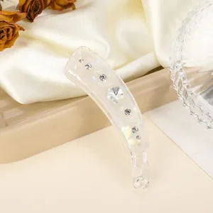 Détail de la pince banane 8,5 cm avec strass cristallins et motif floral en relief