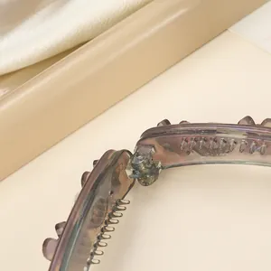 Detail of the durable metal hinge and non-slip teeth on the transparent banana hair clip