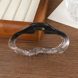 Détail de la pince à cheveux en forme de nuage avec dégradé noir vers transparent