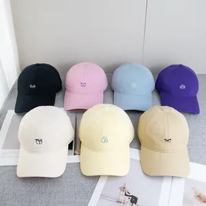 Set di cappellini da baseball in cotone colorato con ricamo minimalista in sette colori