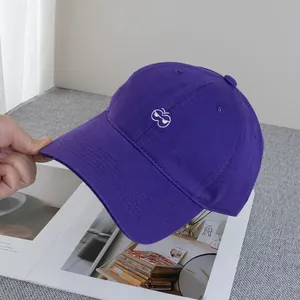 Dettaglio cappellino viola in cotone con ricamo cartoon e cuciture della visiera rinforzate