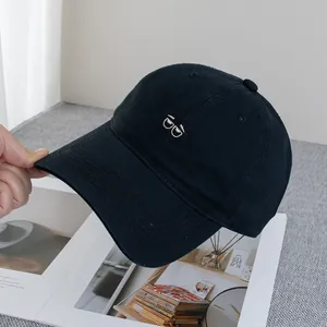 Dettaglio del cappellino da baseball nero in cotone con ricamo di occhi bianchi