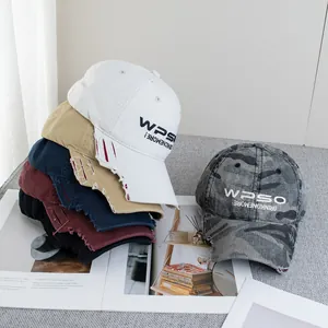 Detailansicht der Vintage-Baseballkappen mit Stickerei und destroyed Saum-Effekt