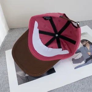 Detalle interior de gorra de algodón con correa de cuero y etiquetas de lavado