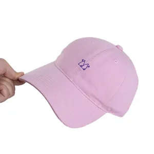 Berretto da baseball rosa con ricamo viola e tesa larga su sfondo bianco