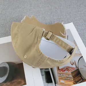 Vintage khakifarbene Baseballkappe mit Stickerei, abgenutztem Rand und Metallschnalle