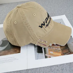 Detailansicht der khakifarbenen Vintage-Baseballkappe mit Stickerei und Franseneffekt