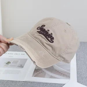 Gros plan sur casquette vintage kaki avec broderie Superior et détails usés de style rétro