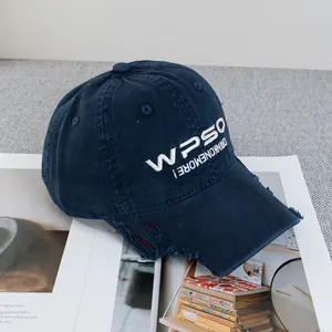 Detailaufnahme der Distressed-Baseballkappe aus Baumwolltwill mit weißer Stickerei und Fransen