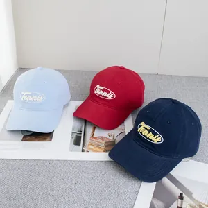 Casquettes de baseball Tennis brodées bleues et rouges sur fond de magazine blanc