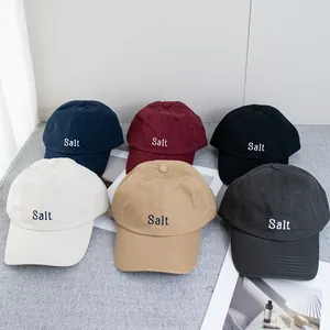 Casquettes de baseball Salt brodées en six coloris sur fond de studio moderne