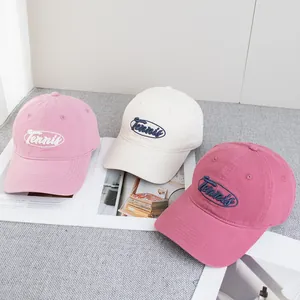Trois casquettes de baseball brodées Tennis en rose, beige et bordeaux pour le sport