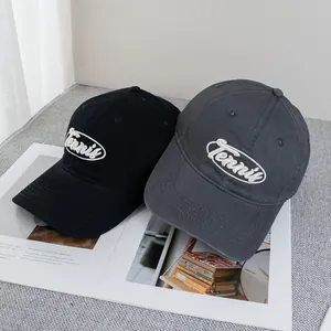 Gros plan de la broderie Tennis sur des casquettes de baseball noires et grises