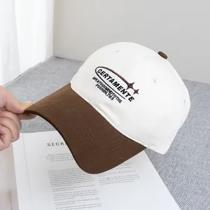Dettaglio del cappello da baseball vintage in cotone con ricamo di lettere di qualità