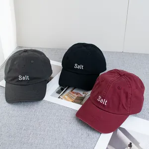 Trois casquettes Salt brodées minimalistes en anthracite, noir et couleur bordeaux