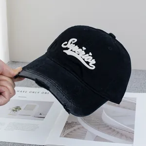 Détail d'une casquette en coton noir délavé avec broderie 3D Superior blanche