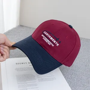 Dettaglio del ricamo CERTAMENTE su cappellino da baseball in cotone bordeaux e blu