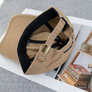 Vue arrière de la casquette en coton kaki avec broderie bleue et boucle en métal