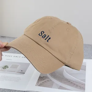 Détail de la casquette kaki avec broderie Salt bleue et coutures sur la visière