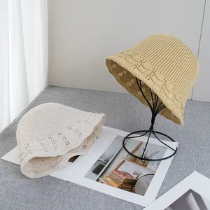 Chapeau bob en tricot pour femme avec motifs ajourés en crème et jaune vif