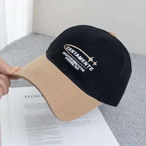 Dettaglio del ricamo ad alta densità su cappellino bicolore con scritte dettagliate