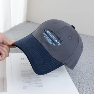 Dettaglio del ricamo di qualità su un cappellino da baseball vintage grigio e blu