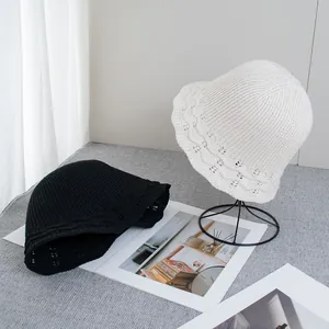 Chapeaux bobs en tricot pour femmes avec motif ondulé noir et beige et design ajouré