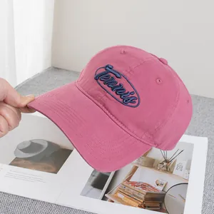 Détail d'une casquette de baseball rose poudré avec broderie tennis en coton