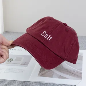 Détail de la casquette de baseball bordeaux en coton avec broderie Salt et coupe souple