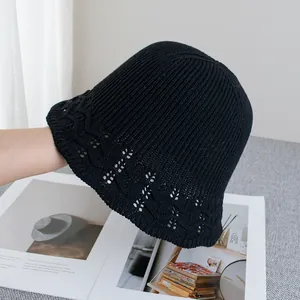 Détail du motif à vagues ajouré et de la texture en maille côtelée sur un chapeau cloche