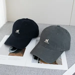 Detailed embroidery of 'oi' letters on premium cotton twill baseball caps