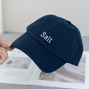 Gros plan sur la casquette bleu marine avec broderie Salt blanche sur tissu coton