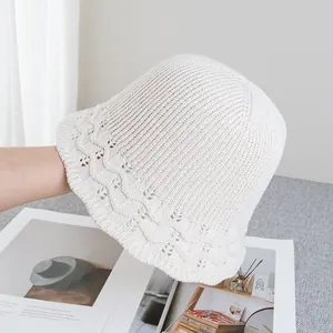Détail du motif en maille ajourée ondoyante sur le bob blanc crème à texture aérée
