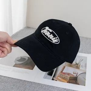 Gros plan sur une casquette Tennis en coton noir avec broderie blanche à la main