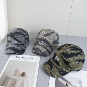 Lot de 3 casquettes 5-panel camouflage tigre en gris foncé, sable et vert olive chic