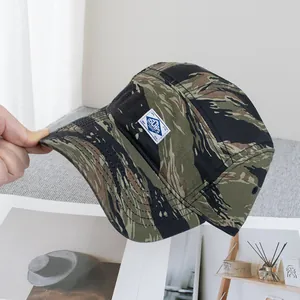 Détail de la casquette camouflage tigre avec étiquette tissée OSLAPS et bord plat