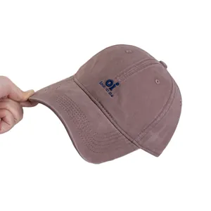 Minimalist cotton baseball cap with embroidered letters in a vintage street style design