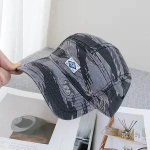 Gros plan sur la casquette de camp camouflage tigre avec étiquette tissée et sergé