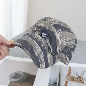 Gros plan d'une casquette en toile camouflage tigre avec un écusson de marque DC CAPS