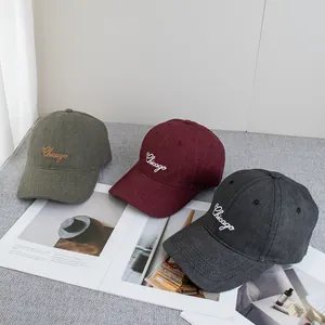 Drei minimalistische Baseballkappen mit Chicago-Stickerei in Grün, Weinrot und Grau