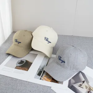 Detail der Chicago-Stickerei auf Baumwoll-Baseballkappen in Khaki, Beige und Grau