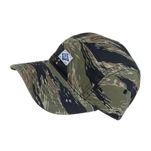 Casquette camper à 5 panneaux en camouflage tigre avec écusson ASLAPS sur fond blanc