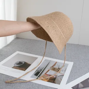Dettaglio cappello di paglia con ricamo a V e lacci regolabili in stile retrò chic