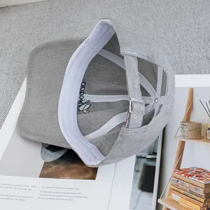 Minimalistische graue Baseballkappe mit Stickerei und verstellbarer Metallschnalle